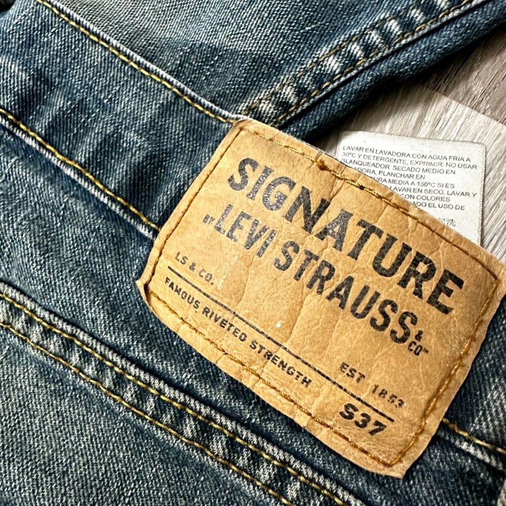 Signature Levi’s Straus ~ Size 32x30 ~ Men's Distressed Blue Jeans